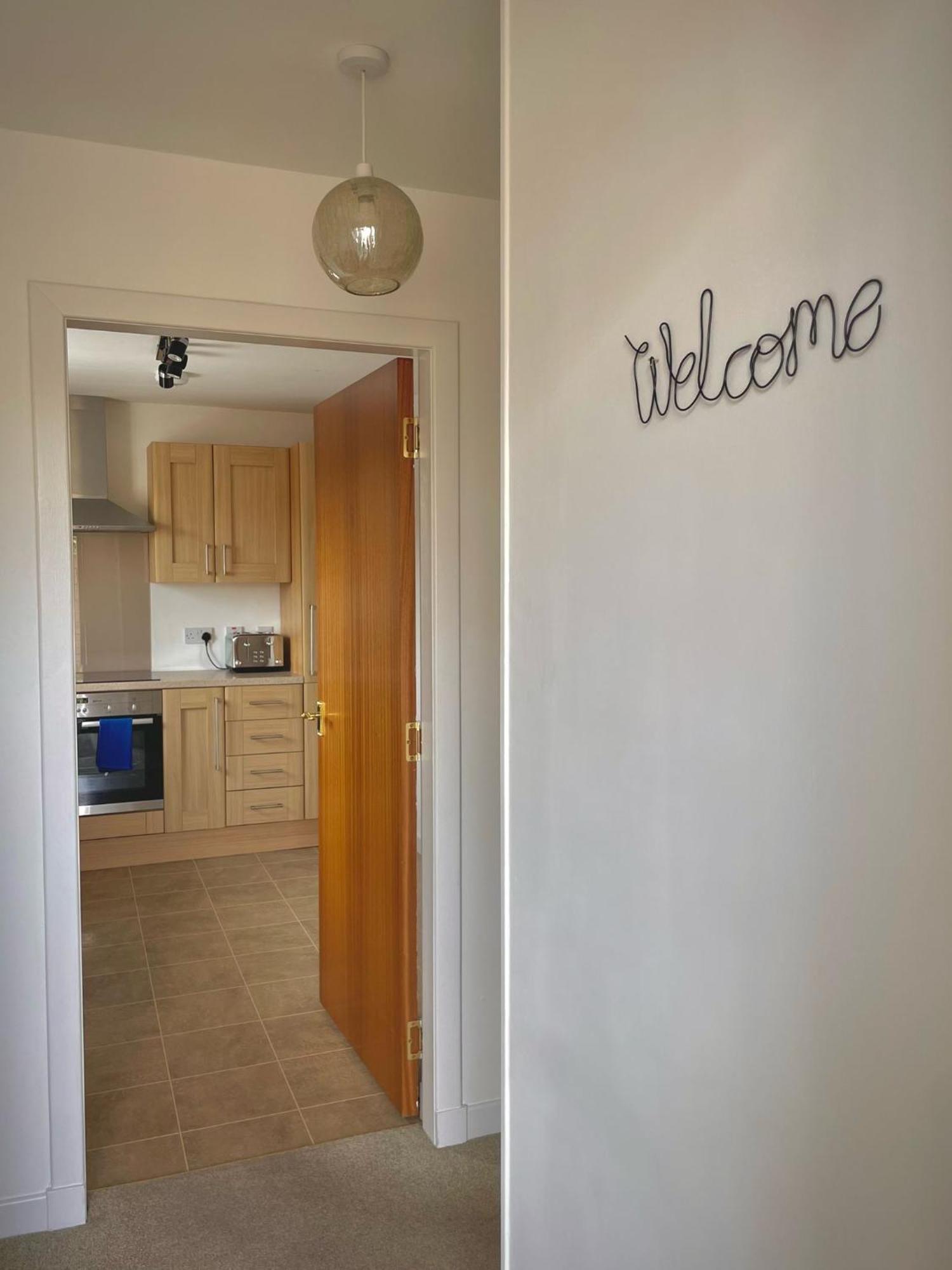 Bright 2-Bedroom Apartment With Parking In Montrose Exterior photo