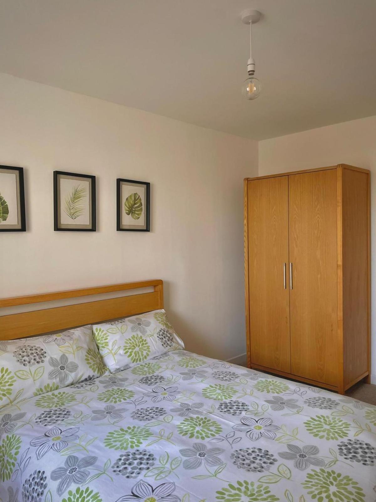 Bright 2-Bedroom Apartment With Parking In Montrose Exterior photo