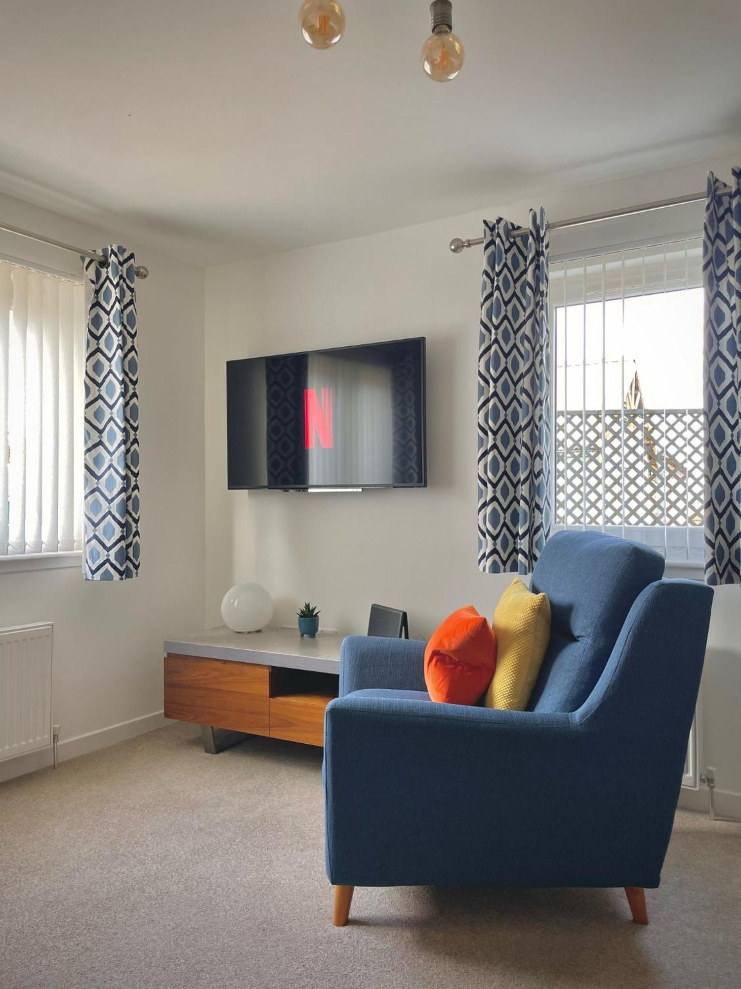 Bright 2-Bedroom Apartment With Parking In Montrose Exterior photo